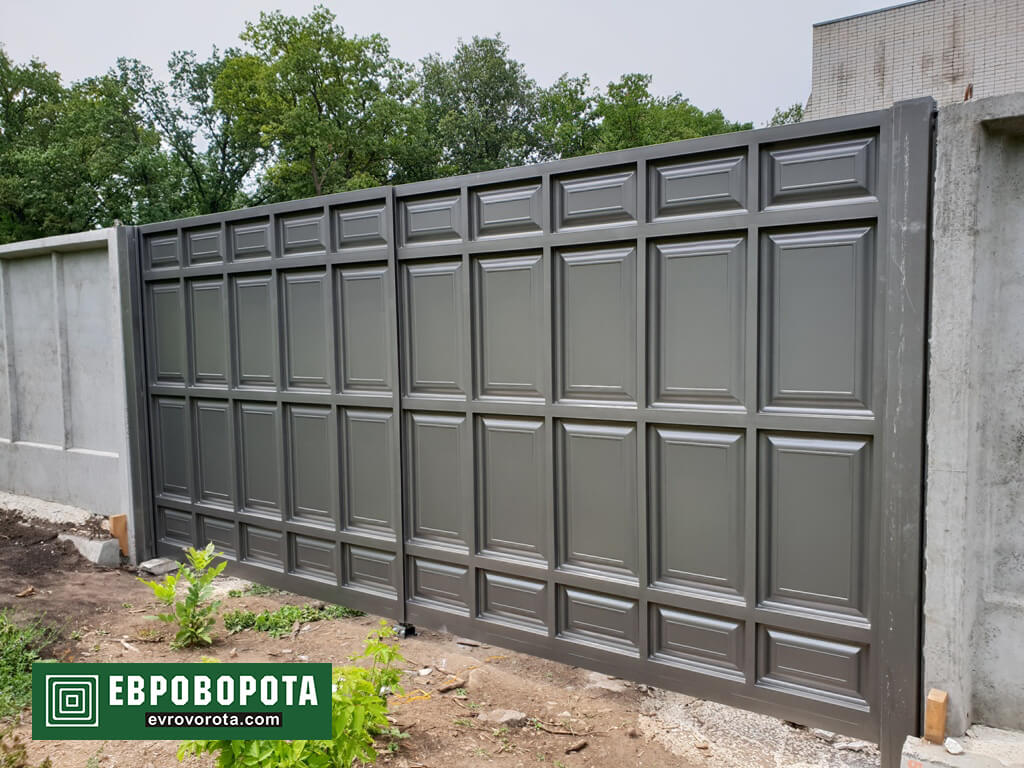 Серые въездные ворота из филенки